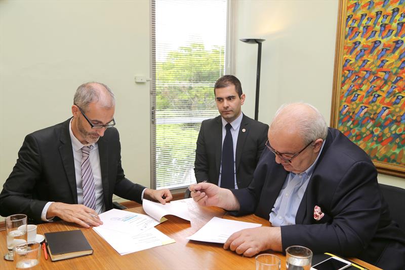 Nesta quarta-feira (25), o prefeito Rafael Greca assinou contrato de 5 milhões de euros (R$ 17 milhões) com representantes da Agência Francesa de Desenvolvimento (AFD). 
Curitiba, 25/01/2017
Foto:Joel Rocha/SMCS