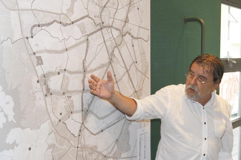 O prefeito Rafael Greca analisou nesta sexta-feira (10), no Ippuc, o projeto City Vehicle Interconnected (Civi), um dos que integram o Procedimento de Manifestação de Interesse (PMI) da Eletromobilidade, voltado à implantação de um modal de transporte público com acionamento elétrico.
-Na imagem, o presidente do IPPUC Reginaldo Reinert.
Curitiba, 10/02/2017
Foto:Ari Dias/IPPUC