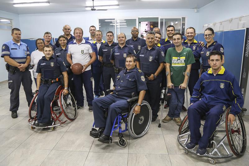 Guardas Municipais que participam do programa Guarda Mirim, fazem capacitação sobre inclusão de crianças com deficiência, na Associação dos Deficientes Físicos do Paraná. Curitiba, 14/03/2017. Foto: Pedro Ribas/SMCS