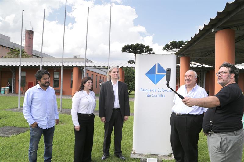 Prefeito Rafael Greca em visita a Regional da CIC.
Na imagem, Rafael no Parque de Software de Curitiba.
Curitiba, 24/03/2017
Fotos: Joel Rocha /SMCS