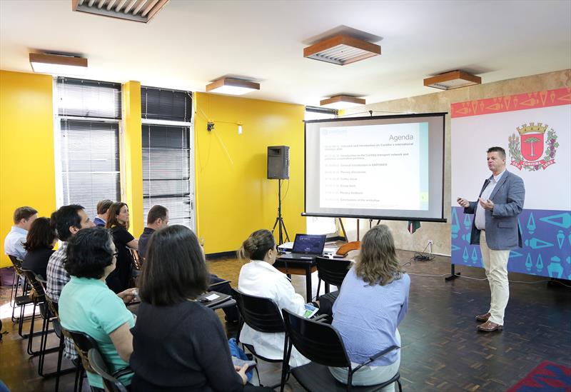 Nesta terça-feira (4), uma delegação holandesa promoveu um workshop sobre mobilidade urbana para servidores da Prefeitura de Curitiba e do Instituto de Pesquisa Planejamento Urbano de Curitiba (Ippuc). 
Curitiba,04/04/2017
Fotos: Joel Rocha/ SMCS