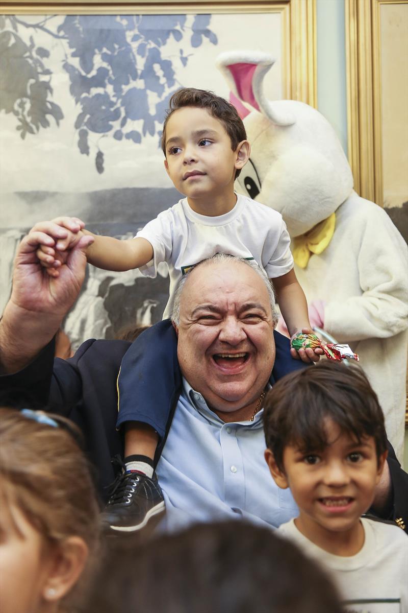 Prefeito Rafael Greca com a primeira-dama Margarita Sansone, recebe crianças do CEI Casa da Criança São José. Curitiba, 11/04/2017. Foto: Pedro Ribas/SMCS