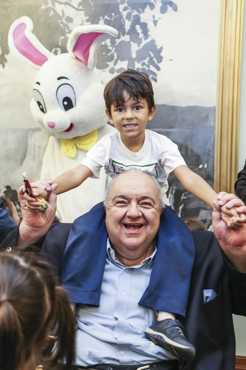 Prefeito Rafael Greca com a primeira-dama Margarita Sansone, recebe crianças do CEI Casa da Criança São José. Curitiba, 11/04/2017. Foto: Pedro Ribas/SMCS