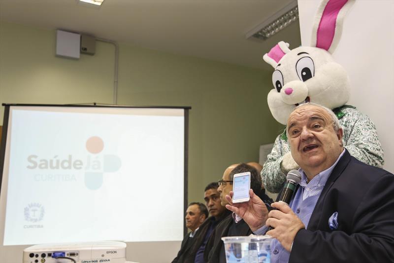Prefeito Rafael Greca e o secretário municipal da Saúde, João Carlos Baracho, lançam o projeto-piloto do aplicativo Saúde Já Curitiba, na Unidade de Saúde Parolin. Curitiba, 12/04/2017. Foto: Pedro Ribas/SMCS
