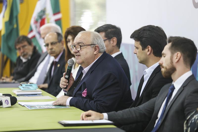Prefeito Rafael Greca ao lado dos secretários municipais, durante entrevista coletiva sobre os 100 dias de gestão. Curitiba, 10/04/2017. Foto: Pedro Ribas/SMCS