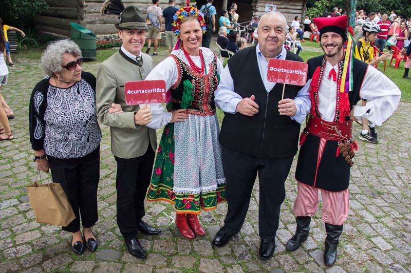 	Poloneses e ucranianos celebram a Páscoa nos parques de Curitiba.
-Na imagem Rafael Greca participa do evento
Foto:Isabela:Mayer/SMCS