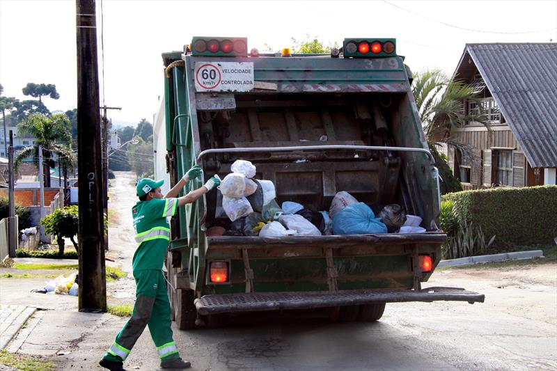 A contratação emergencial dos serviços de coleta e transporte dos resíduos sólidos representará uma economia de R$ 1,8 milhão ao mês para a Prefeitura de Curitiba.
Foto: Valdecir Galor/SMCS (arquivo)