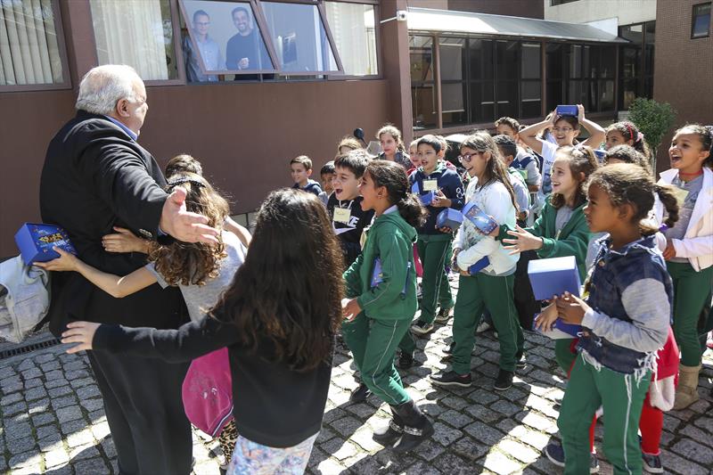 Prefeito Rafael Greca conhece o programa Icities Kids, com os alunos da Escola Municipal  de Educação Integral Heitor de Alencar Furtado, no IBQP. Curitiba, 03/05/2017. Foto: Pedro Ribas/SMCS