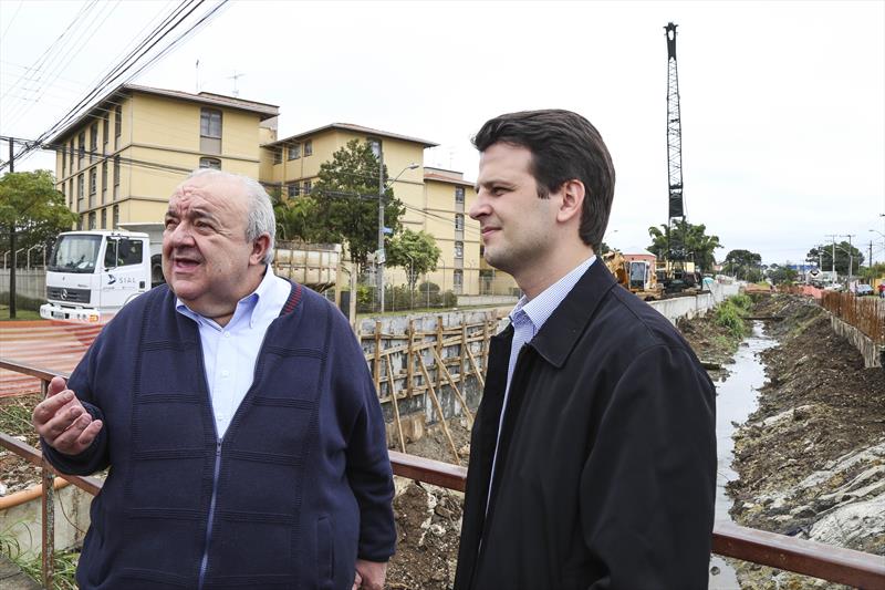 Prefeito Rafael Greca junto com o vice-prefeito e secretário de Obras e Infraestrutura, Eduardo Pimental, vistoria as obras de contenção do córrego Henry Ford, na Vila Guaíra, na Regional Pinheirinho. Curitiba, 05/05/2017. Foto: Pedro Ribas/SMCS
