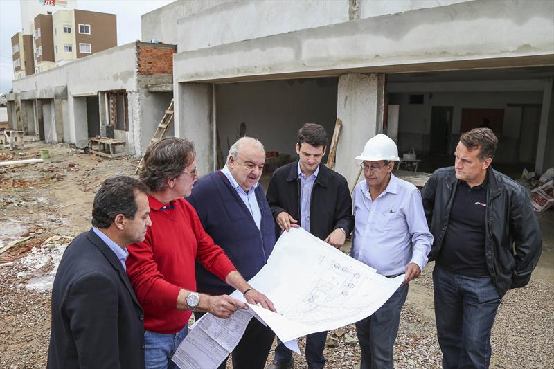 Prefeito Rafael Greca junto com o vice-prefeito e secretário de Obras e Infraestrutura, Eduardo Pimental, vistoria as obras do CMEI Novo Mundo, em frente a Faculdade Santa Cruz, na Regional Pinheirinho. Curitiba, 05/05/2017. Foto: Pedro Ribas/SMCS