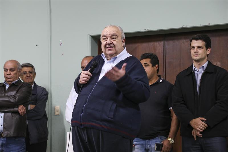 Prefeito Rafael Greca junto com o vice-prefeito e secretário de Obras e Infraestrutura, Eduardo Pimental, durante visita ao Ceasa, na Regional Pinheirinho. Curitiba, 05/05/2017. Foto: Pedro Ribas/SMCS