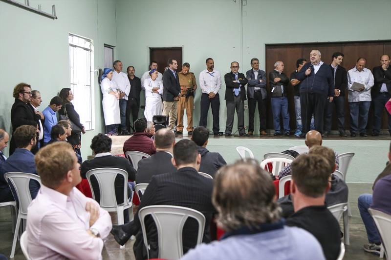 Prefeito Rafael Greca junto com o vice-prefeito e secretário de Obras e Infraestrutura, Eduardo Pimental, durante visita ao Ceasa, na Regional Pinheirinho. Curitiba, 05/05/2017. Foto: Pedro Ribas/SMCS