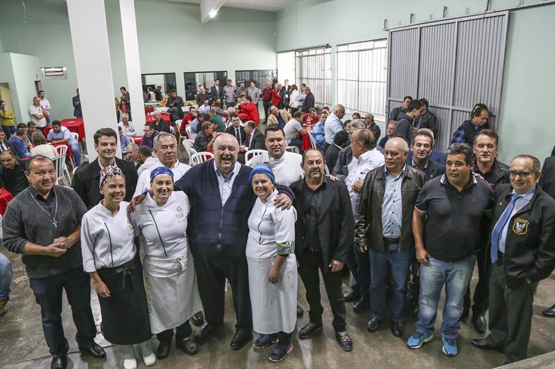 Prefeito Rafael Greca junto com o vice-prefeito e secretário de Obras e Infraestrutura, Eduardo Pimental, durante visita ao Ceasa, na Regional Pinheirinho. Curitiba, 05/05/2017. Foto: Pedro Ribas/SMCS