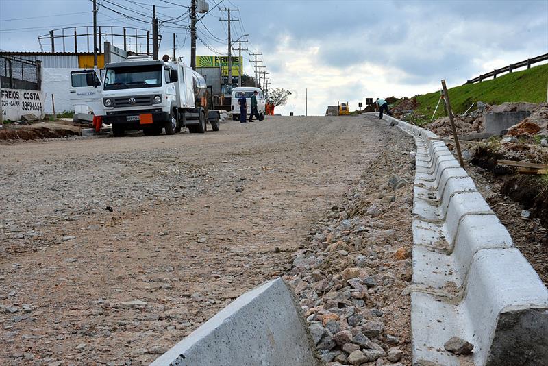 As obras de pavimentação e alargamento da marginal da BR-277, no bairro Uberaba, entraram na fase final.
Curitiba, 31/05/2017.
Foto: Levy Ferreira/SMCS 
