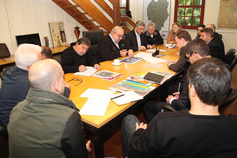 O prefeito Rafael Greca determinou celeridade a processos travados na Prefeitura, pela gestão anterior, e que punham em risco atendimentos no Complexo Hospitalar do Cajuru. Em reunião nesta terça-feira (6/6) com representantes do Grupo Marista, que administra os Hospitais Cajuru e Marcelino Champagnat,
Curitiba, 06/06/2017
Foto:Ari Dias/IPPUC