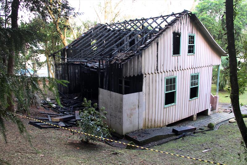 Casa Erbo Stenzel é destruída por incêndio na madrugada, Curitiba e  Região, Notícias