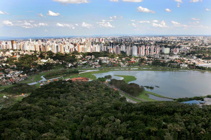 Curitiba assina carta a líderes mundiais sobre mudanças climáticas.
-Na imagem, vista aérea do Parque Barigui e a cidade. 
Foto: Michel Willian/SMCS (arquivo)