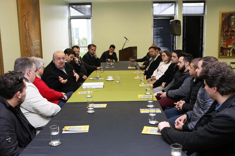 Evento evangélico vai reunir solidariedade de 40 mil pessoas.
-Na imagem, o prefeito Rafael Greca recebe o pastor Paschoal Piragine Jr., junto a um grupo de jovens pastores evangélicos.
Curitiba, 04/07/2017
Foto:Cesar Brustolin/SMCS