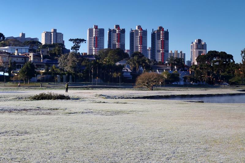Turistas aproveitam paisagem dos parques na manhã gelada ...