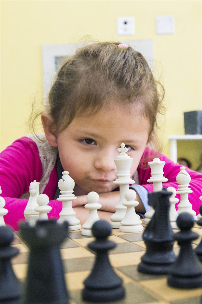 Brincando, crianças do CMEI Hermes Macedo aprendem a jogar xadrez -  Prefeitura de Curitiba