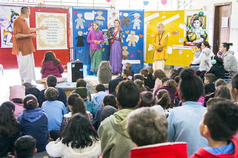 Estudantes do Mossunguê conhecem o mantra Hare Krishna