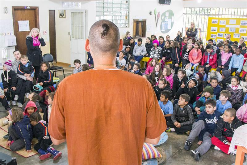 Estudantes do Mossunguê conhecem o mantra Hare Krishna - Prefeitura de  Curitiba