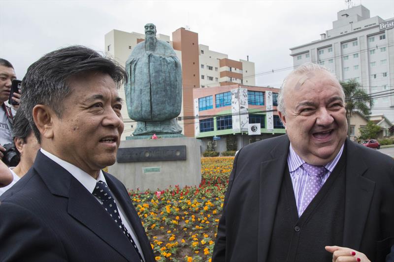 Rafael Greca e o embaixador da China Li Jinzhang, participam da inauguração da escultura de Confúcio no Largo da China, bairro Centro Cívico.
Curitiba, 30/09/3017
Foto: Valdecir Galor/SMCS