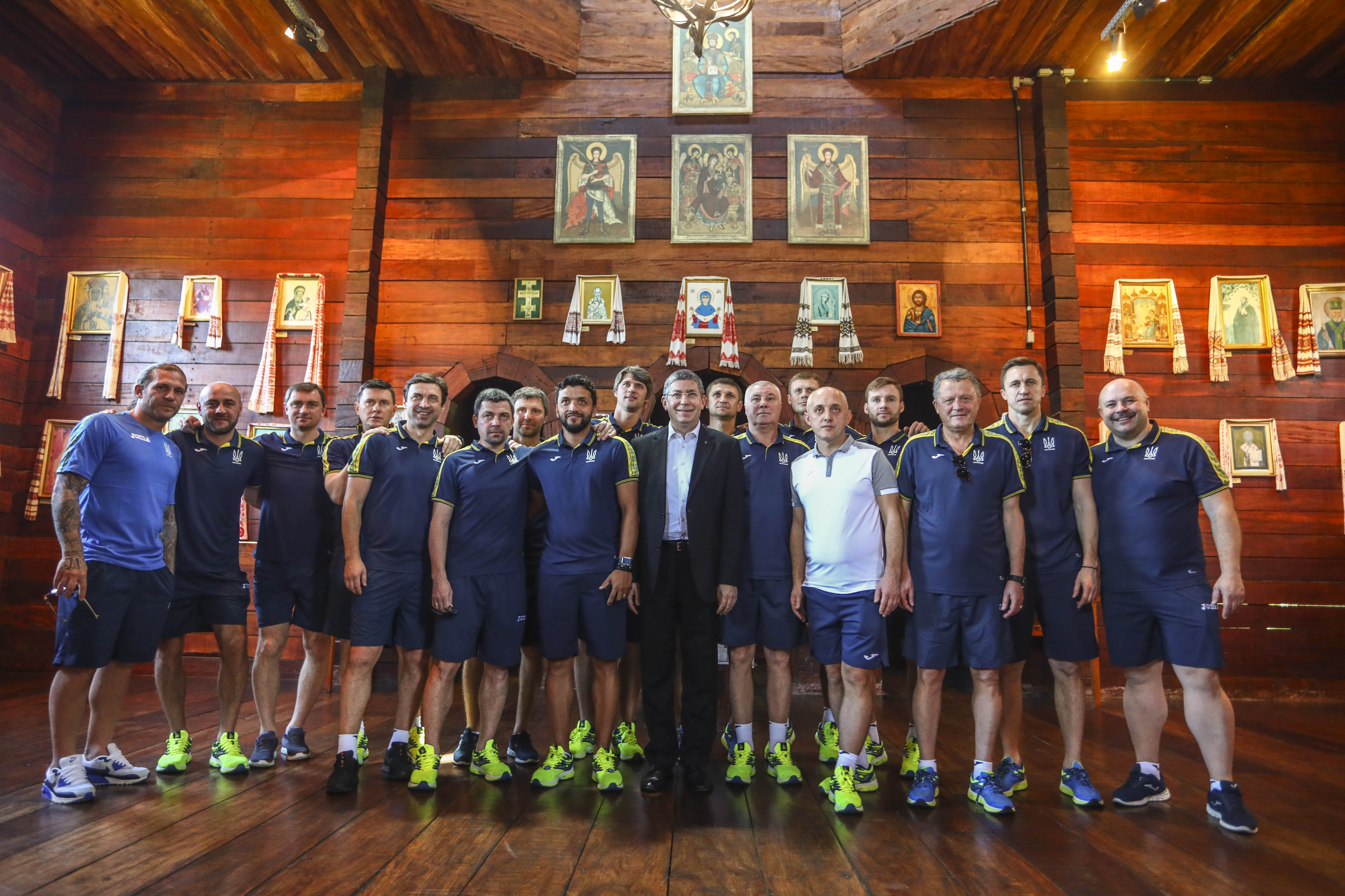 Craques do futebol ucraniano fazem passeio turístico em Curitiba