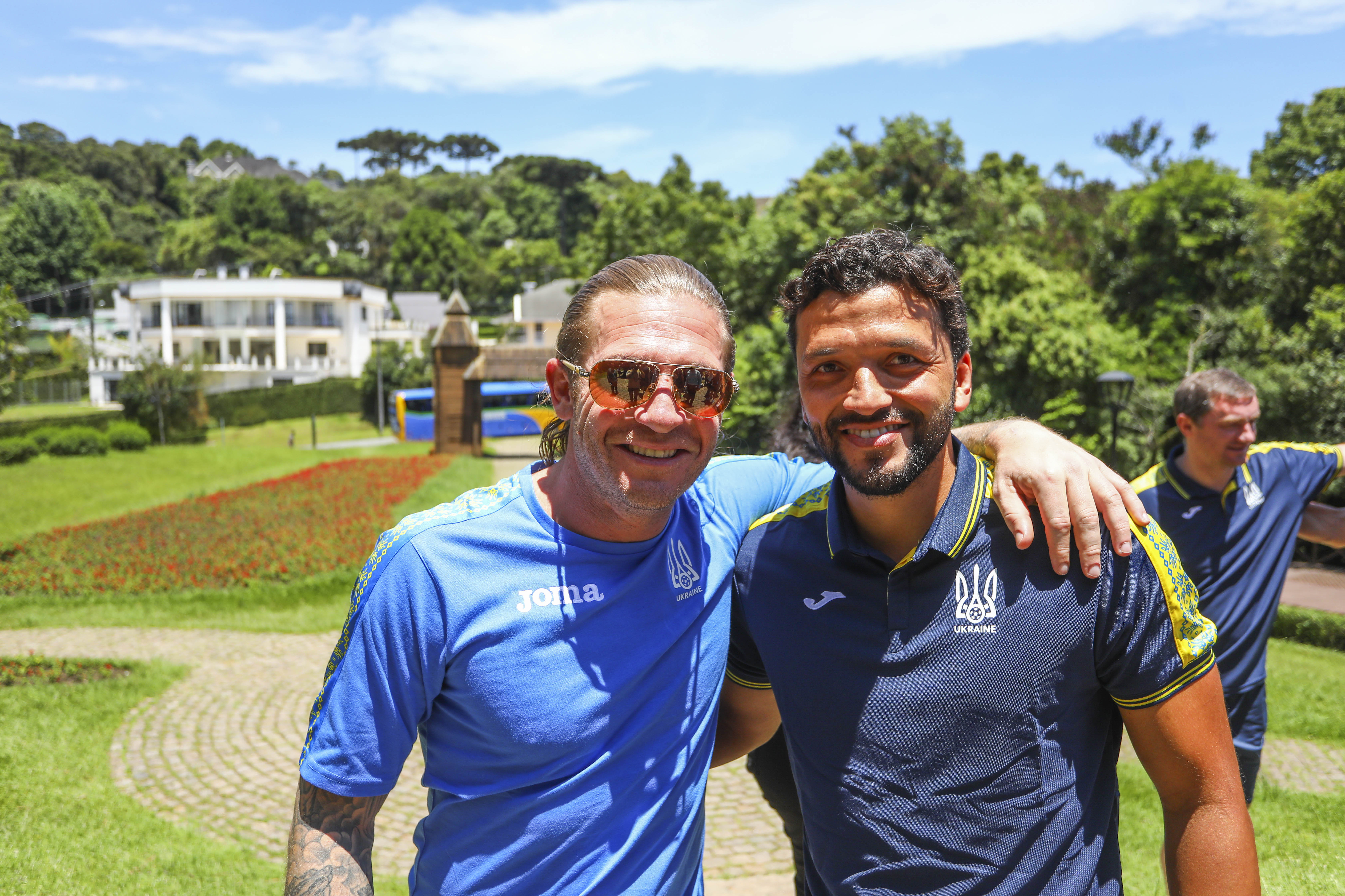 Craques do futebol ucraniano fazem passeio turístico em Curitiba