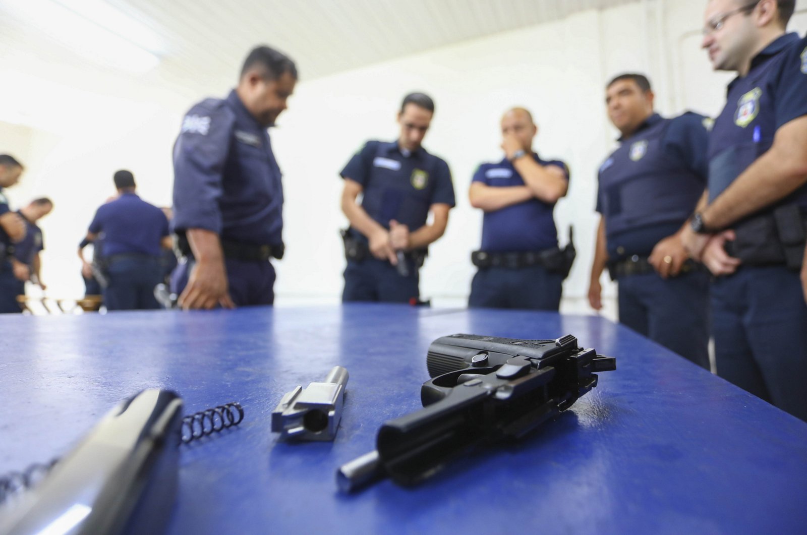 Guardas municipais treinam uso de arma elétrica - Prefeitura de Curitiba