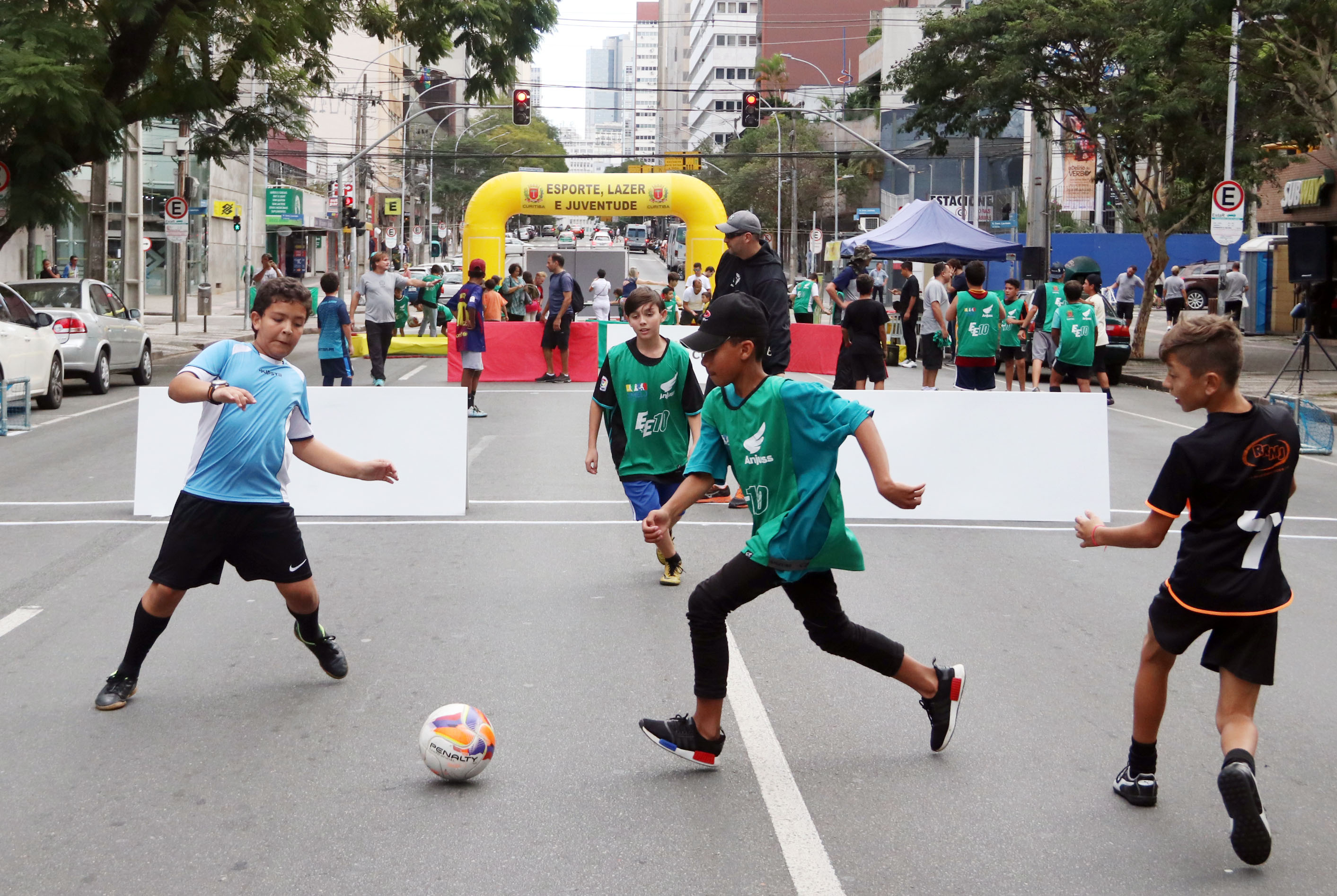 As Brincadeiras de Futebol na Rua: Uma Jornada Nostálgica e