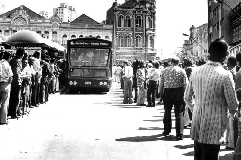 A primeira linha de ônibus expresso na ligação sul-centro foi a Capão Raso-Passeio Público, que fazia o retorno na Praça 19 de Dezembro e tinha o terminal central na Barão do Rio Branco.Implantado em 22 de setembro de 1974, o sistema de ônibus expresso foi copiado mundo afora ganhando o nome de Bus Rapid Transit (BRT).
Foto:Acervo IPPUC