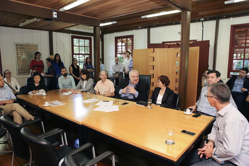 Curitiba vai contar com uma reserva de interesse geológico e paleontológico de relevância científica em uma área de 16 hectares, pertencente à Curitiba S.A, situada às margens da BR-277, próxima do Contorno Sul, na CIC.-Na imagem, prefeito Rafael Greca  em reunião com professores   Fernando Sedor, paleontólogo e coordenador científico do Museu de Ciências Naturais da Universidade Federal do Paraná (UFPR), Luiz Alberto Fernandes, coordenador do Programa de Pós-Graduação em Geologia da Universidade Federal do Paraná (UFPR), Marilza Dias secretária municipal de Meio Ambiente, Luiz Fernando Jamur presidente do IPPUC e alunos da UFPR.
Curitiba, 08/02/2018
Foto:Cesar Brustolin/SMCS