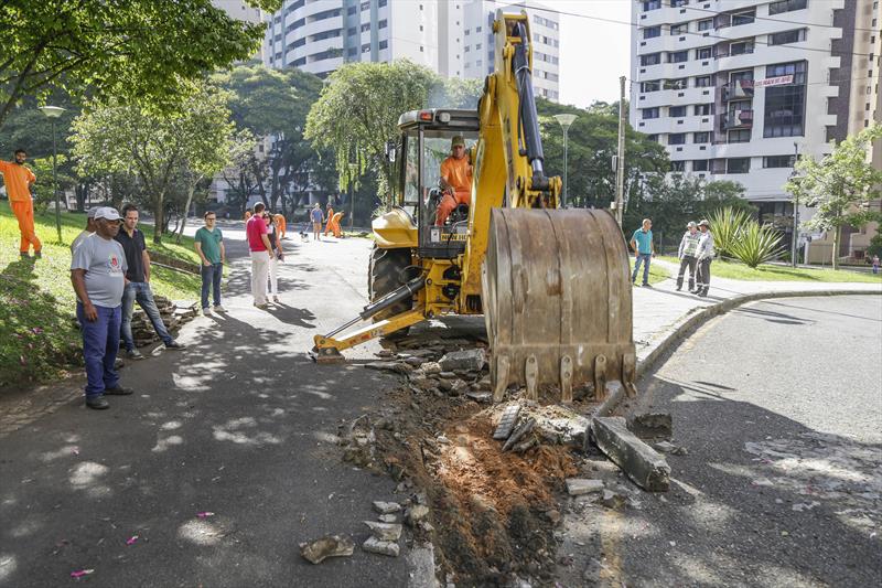 Obras de abertura de rua na Praça do Japão, para implantação do Ligeirão Norte-Sul. Curitiba, 26/02/2018. Foto: Pedro Ribas/SMCS