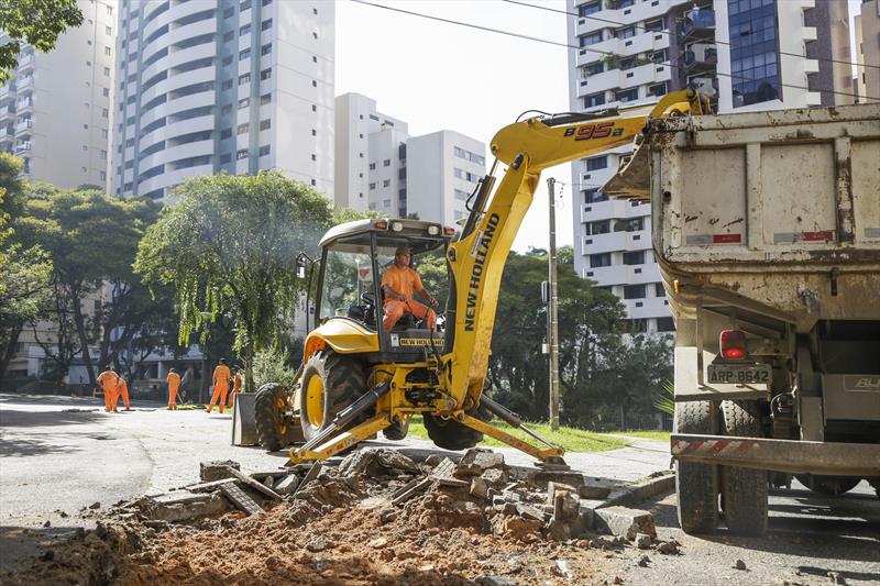 Obras de abertura de rua na Praça do Japão, para implantação do Ligeirão Norte-Sul. Curitiba, 26/02/2018. Foto: Pedro Ribas/SMCS