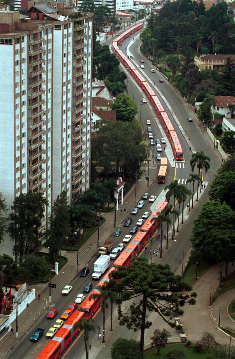 Apresentação  dos biarticulados do eixo Norte/Sul em agosto de 1995.
Curitiba, 18/08/1995
Foto: Carlos Ruggi/SMCS (872)