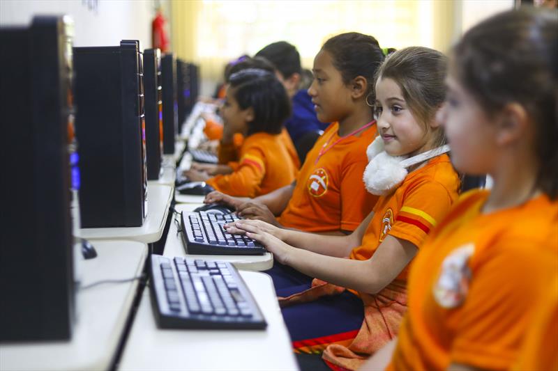 Programa Educação Conectada vai beneficiar 100 mil curitibinhas.
Foto: Daniel Castellano / SMCS