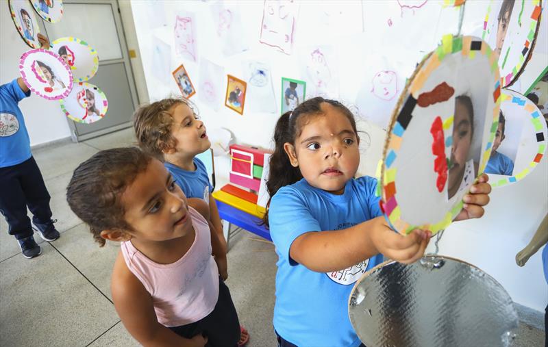 A menina Jade de 4 anos brinca na sala de aula do CMEI Agenor Bertoni no Sitio Cercado. Jade tem uma má formação no rosto mas possui todas as demais cognições normais para o convivio com outras crianças - Curitiba, 03/04/2018 - Foto: Daniel Castellano / SMCS