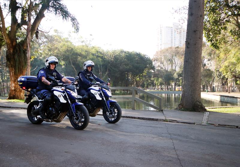 Guardas municipais acabam com disputa de corrida entre carros de luxo -  Prefeitura de Curitiba