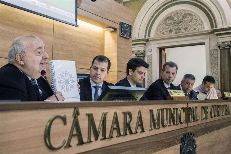Prefeito Rafael Greca apresenta nova Lei de Zoneamento na Câmara Municipal.
Curitiba, 01/08/2018 - 
Foto: Valdecir Galor/SMCS