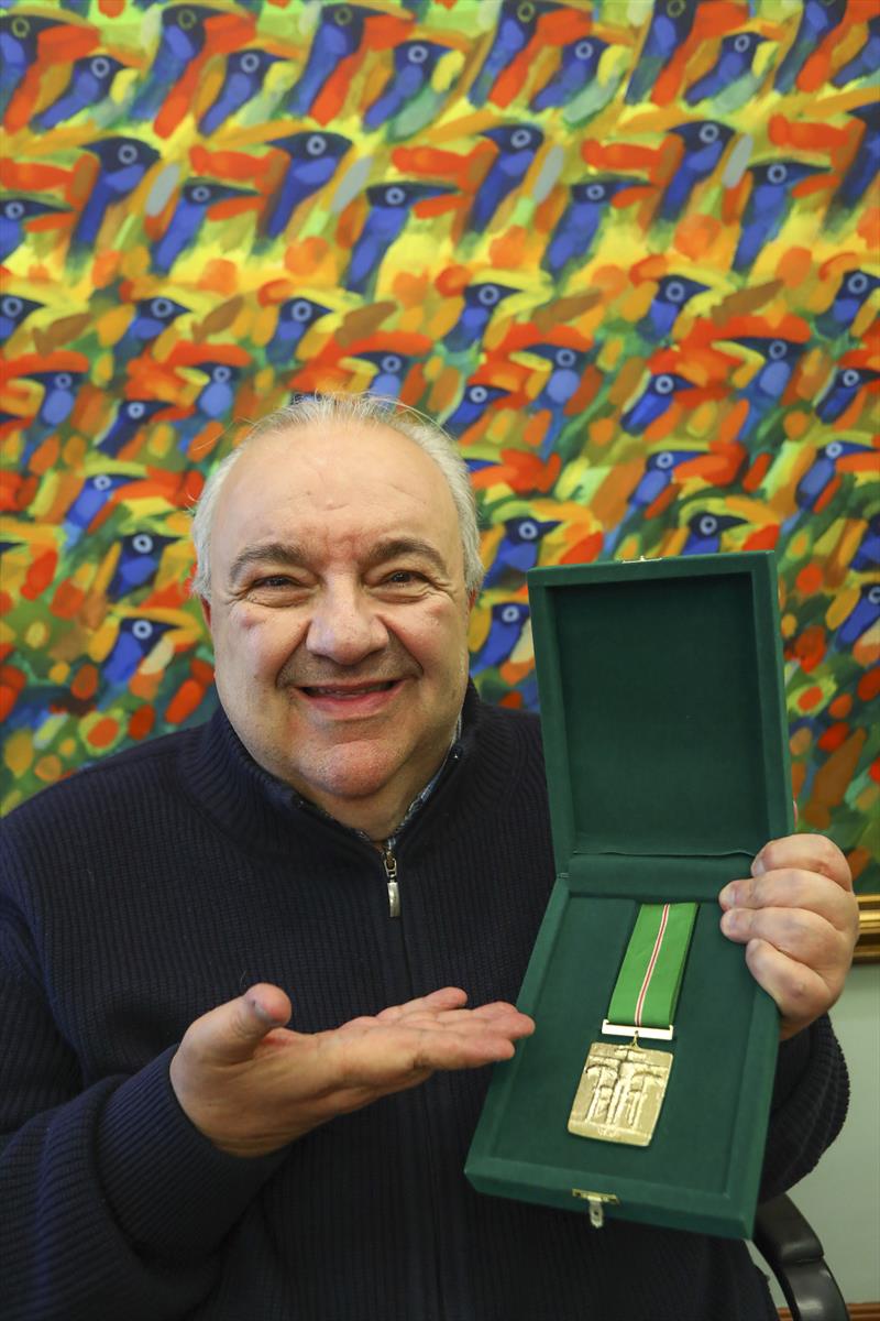 Prefeito Rafael Greca com a medalha Joao Turin.
Curitiba, 14/09/2018 - 
Foto: Daniel Castellano/SMCS