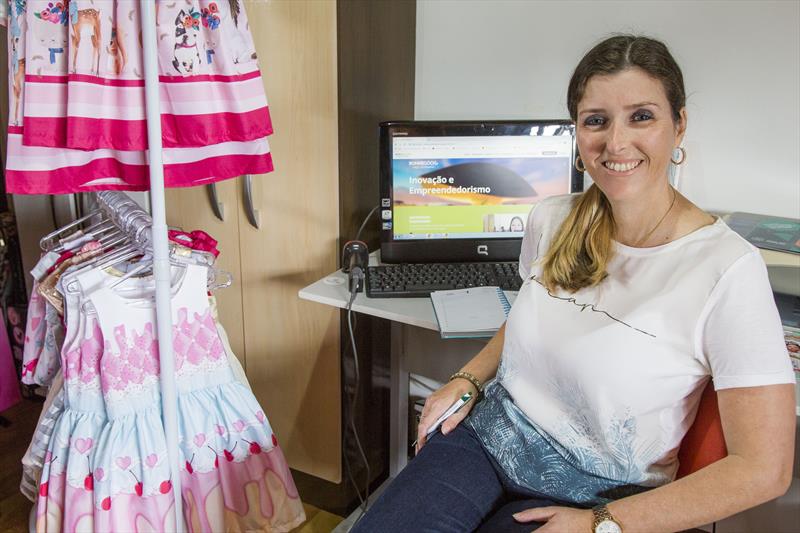 Em sua residência em Santa Felicidade, a empreendedora Heloisa Soares atende vizinhas em busca de suas coleções de roupas infantis e também divulga as marcas comercializadas nas redes sociais.
Curitiba, 26/09/2018. 
Foto: Pedro Ribas/SMCS