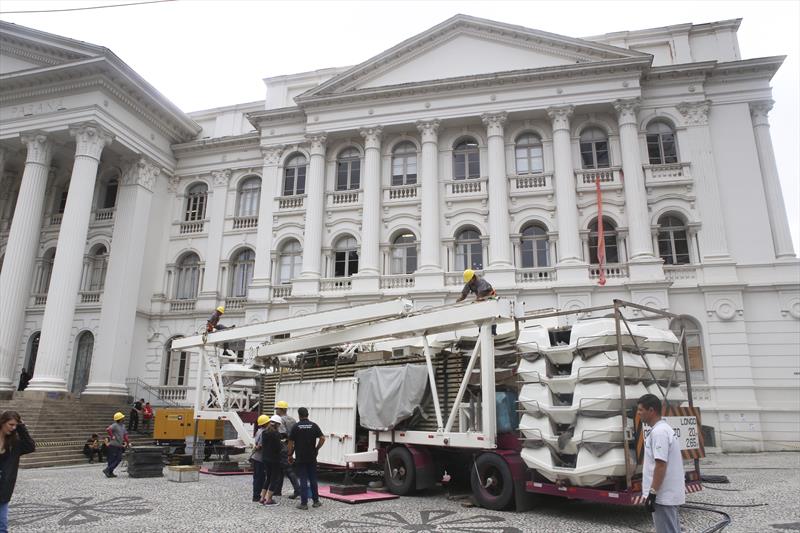 A grande estrutura para a montagem da Roda Gigante na Praça Santos Andrade mudou a rotina e chama a atenção de quem circula pela praça.
Na imagem, montagem de roda gigante na Praça Santos Andrade.
Curitiba, 26/11/2018
Foto:Cesar Brustolin/SMCS