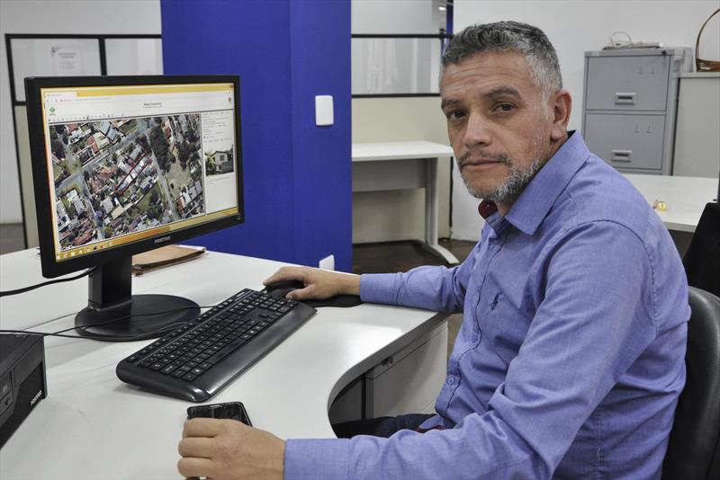 Base cadastral de terrenos e lotes de Curitiba pode ser consultada pela internet.
 - Na imagem, Claudio Roberto Penhabel.
Foto: Levy Ferreira/SMCS