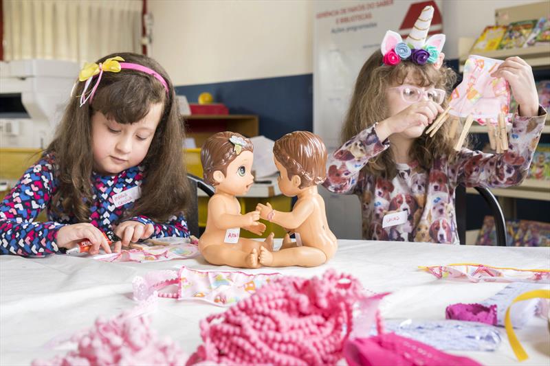 Crianças produzem roupas de boneca em oficina no Farol Machado de