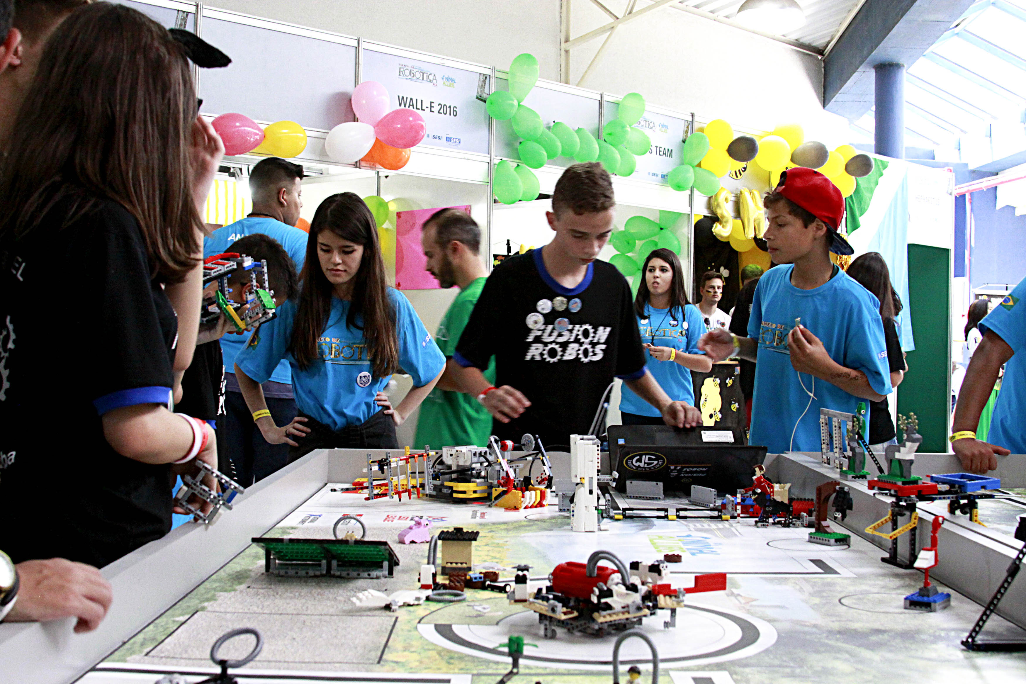 Colégios da Grande Curitiba recebem kits de robótica e conhecem o programa  Cartão Futuro - O Popular do Paraná