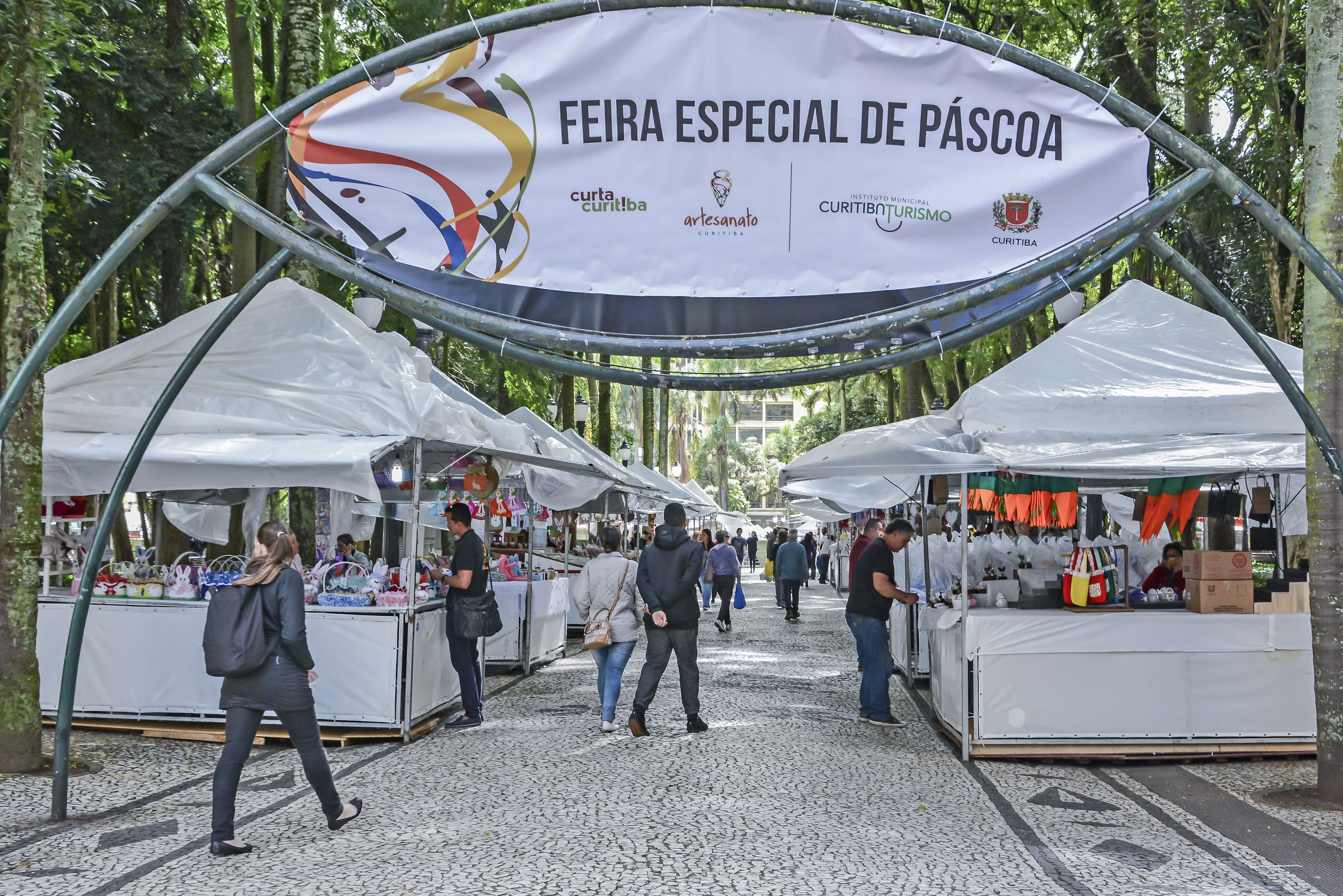 Feira de Páscoa começa nesta quarta (29) nas praças Osório e Santos Andrade  - RIC Mais