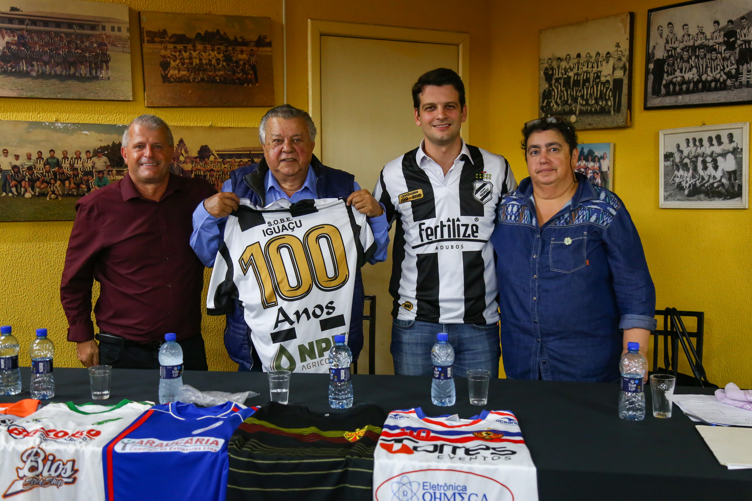 Eduardo Pimentel participa de jogo de futebol beneficente na Ligga Arena -  Prefeitura de Curitiba