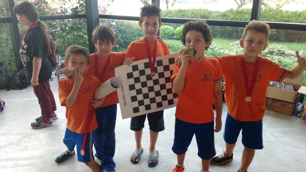 Pequeno morador mostra talento no xadrez