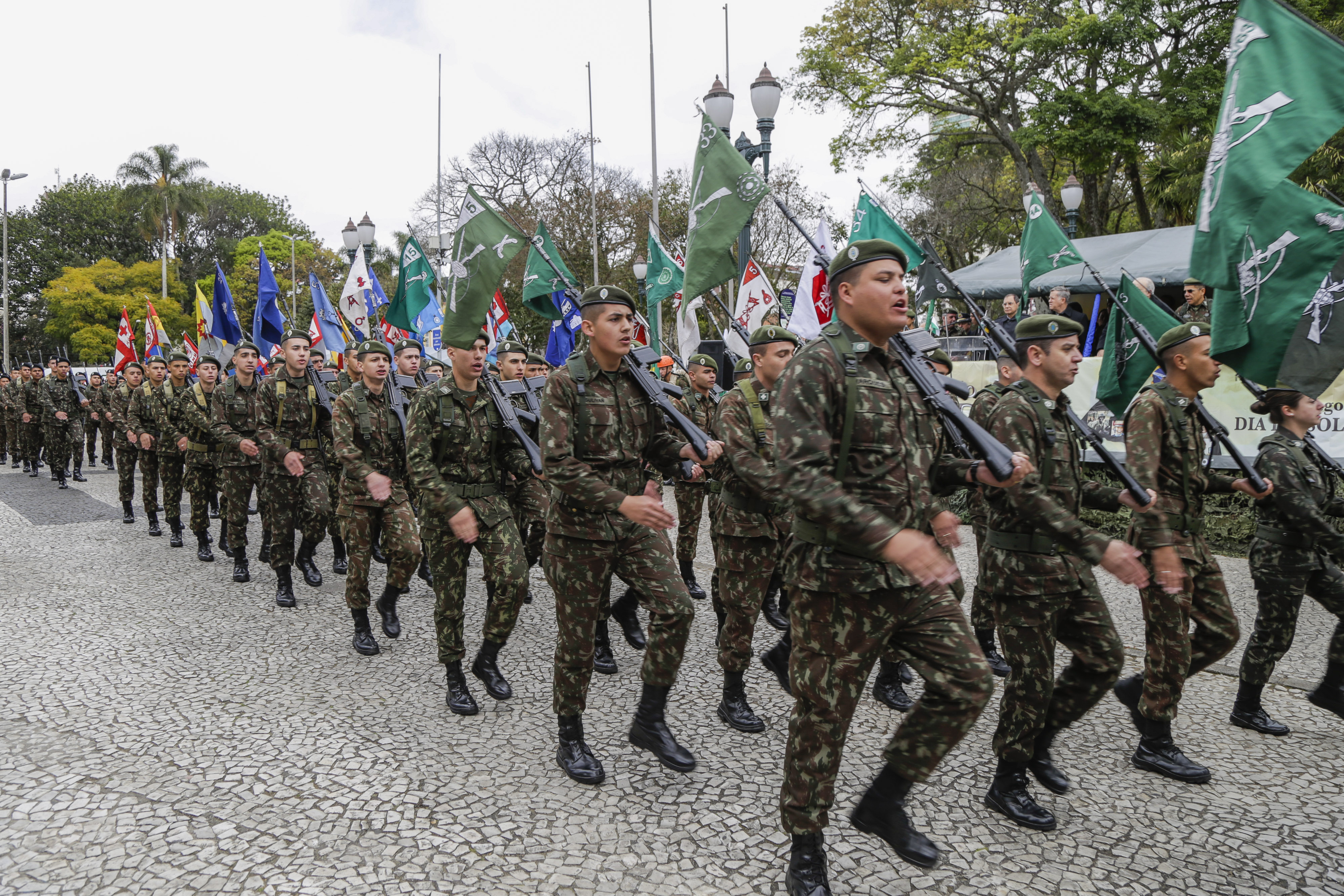 Soldado Feminino Do Exército Brasileiro Desfilando No Dia Da